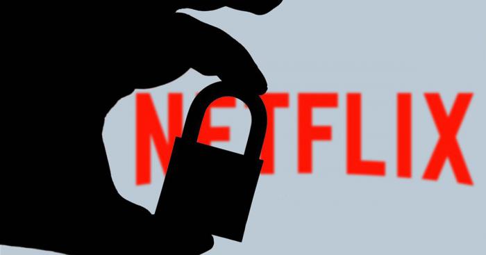 Le logo rouge de Netflix avec un cadenas noir