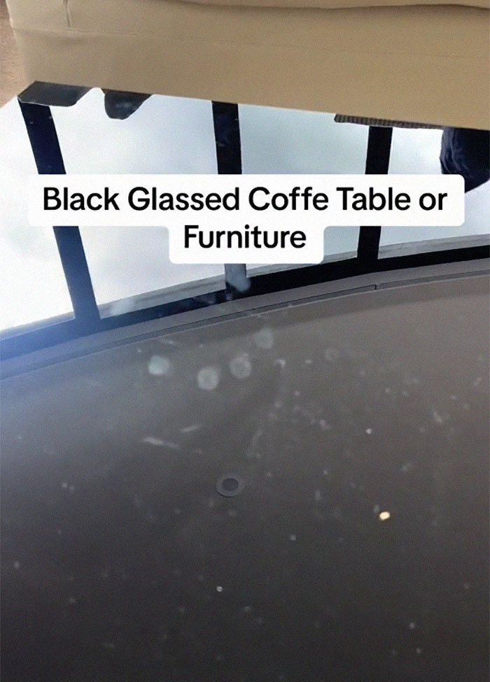 Invalidé : une table en verre noir qui garde les empreintes