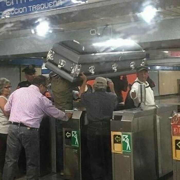 un cercueil dans le métro