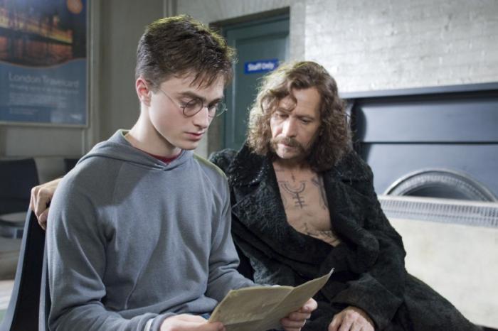 Harry et Sirius discutant, cachés dans une pièce de la gare.