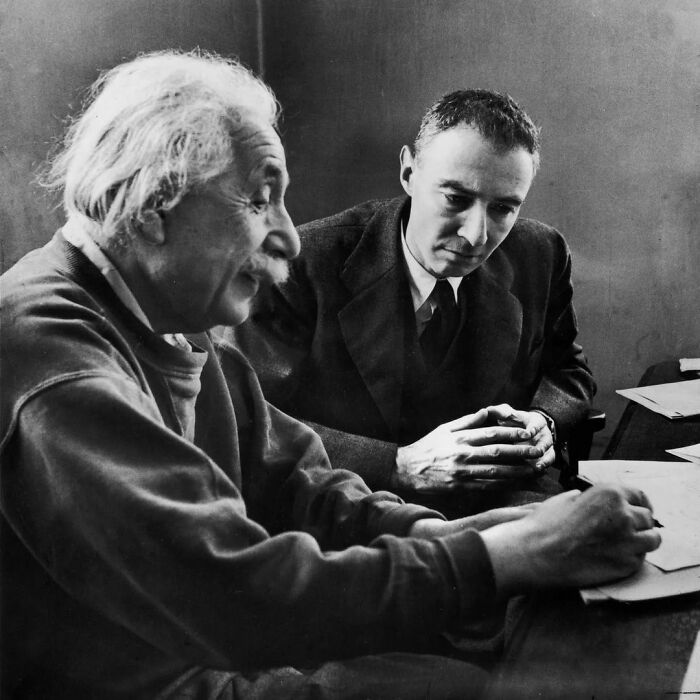 Robert Oppenheimer et Albert Einstein en 1947.