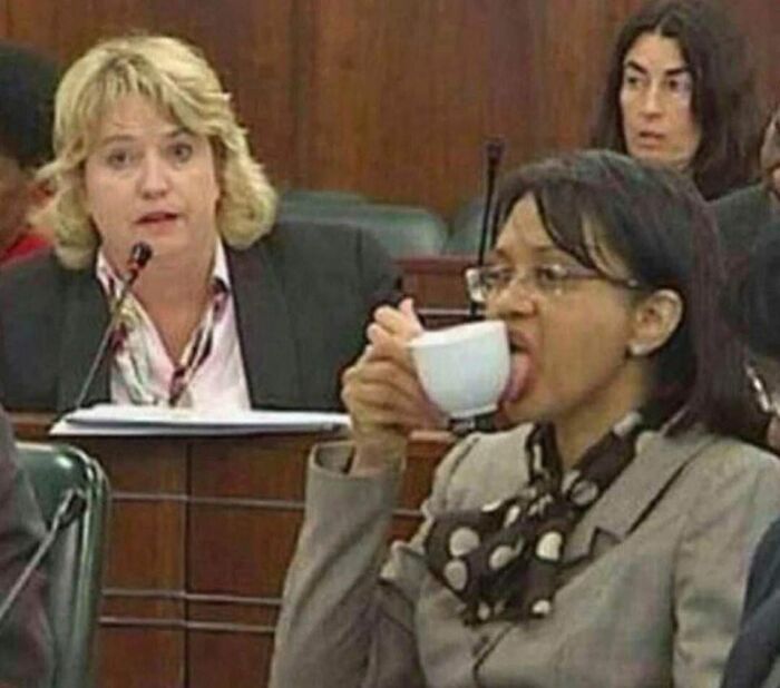 une femme qui lèche une tasse