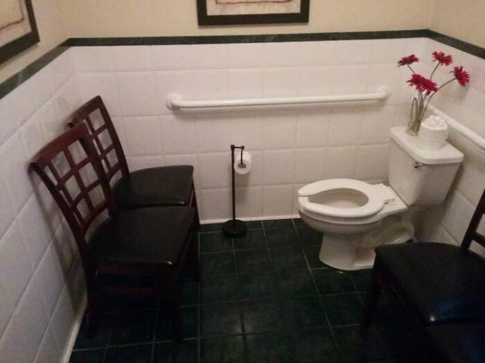 chaises devant un wc