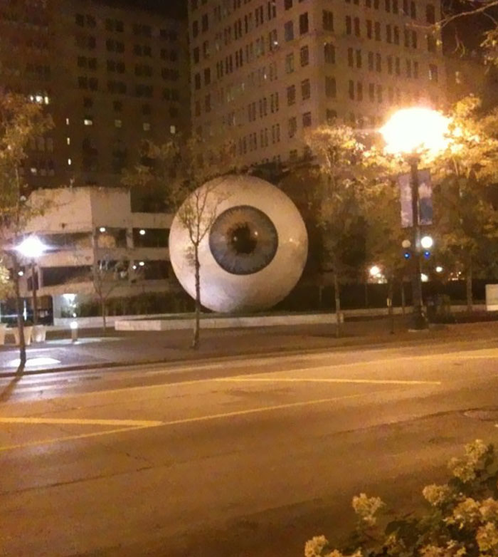 un oeil dans une rue