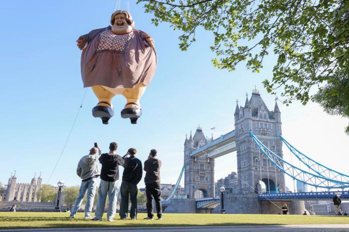 Un ballon géant de la tante de Harry Potter flotte au dessus du Tower Bridge