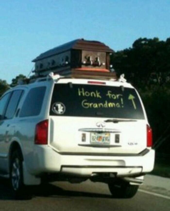 un cercueil sur une voiture