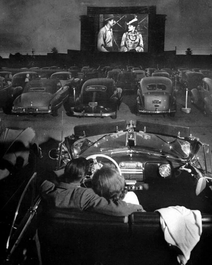 Un drive-in à Los Angeles en 1949.