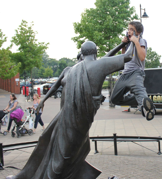 une statue qui soulève un enfant