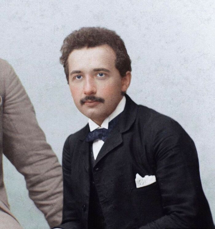 Albert Einstein posant pour une photographie à Zurich, en Suisse, à l