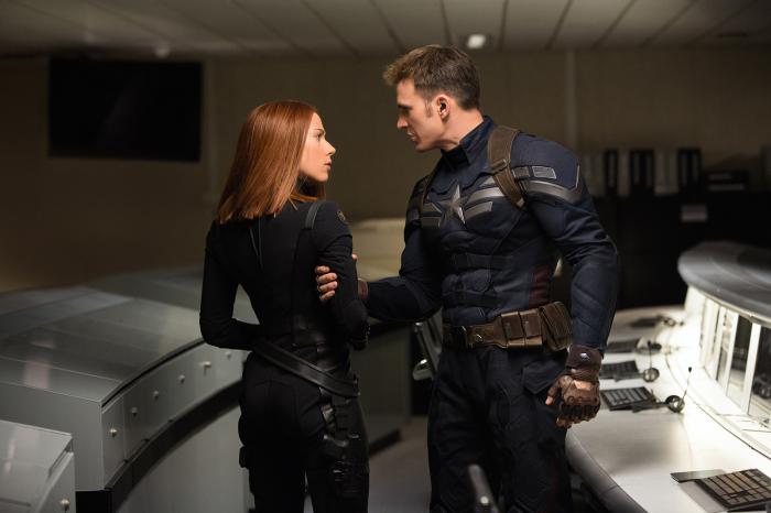 Black Widow et Steve Rogers dans Captain America et le soldat de l
