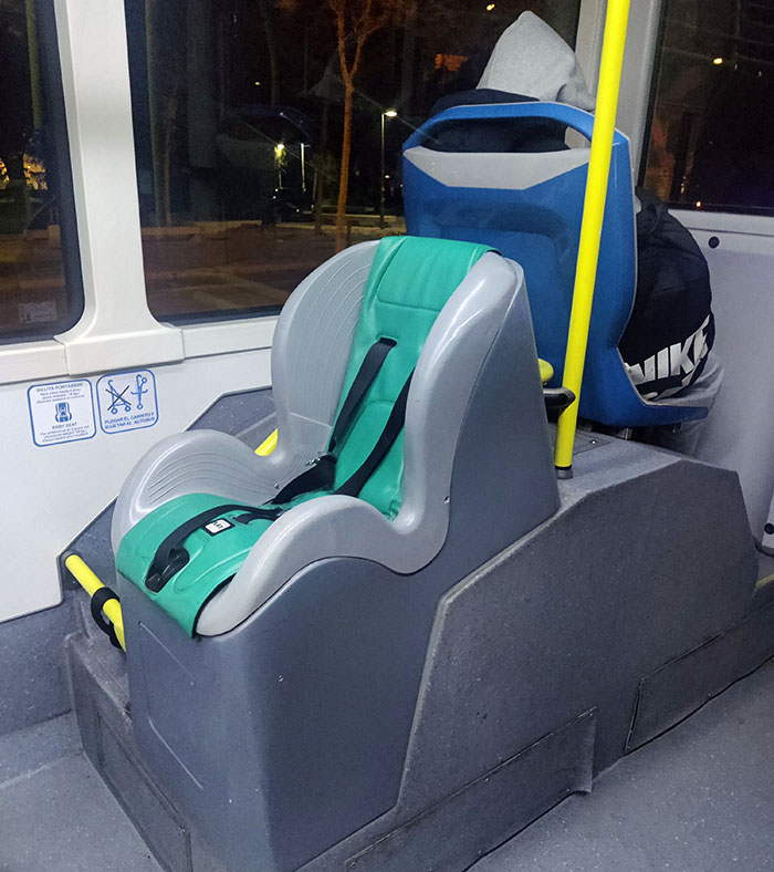 siège enfant dans un bus