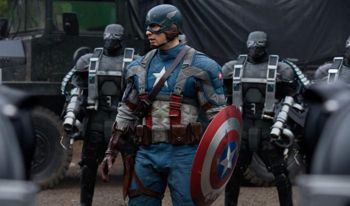 Chris Evans joue le rôle de Steve Rogers dance Captain America.