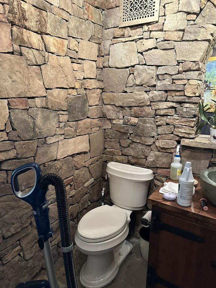 un mur en pierre dans les wc