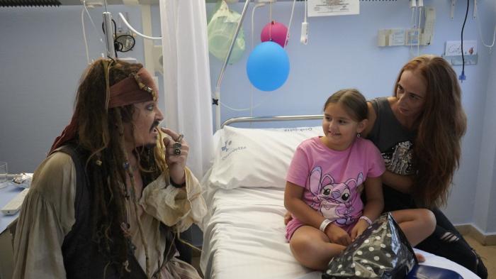 Johnny Depp rend visite aux enfants hospitalisés