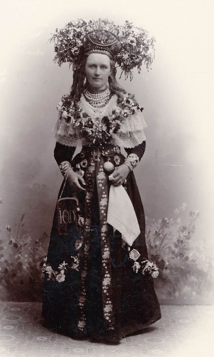 Une mariée suédoise, vers 1880