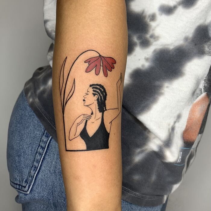 Tattoo de Reena Wu Une femme qui danse sous une fleur rouge