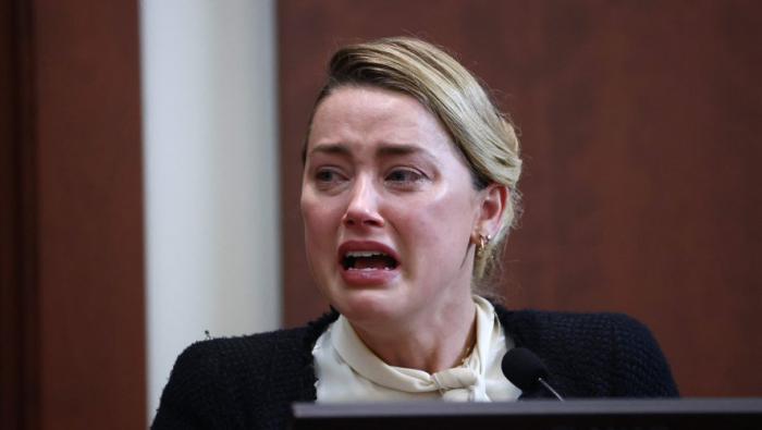 Amber Heard qui pleure lors de son procès