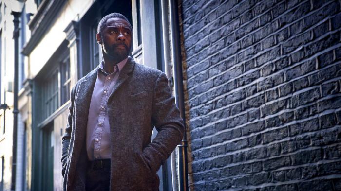 Idris Elba est la star de Luther : Soleil déchu.