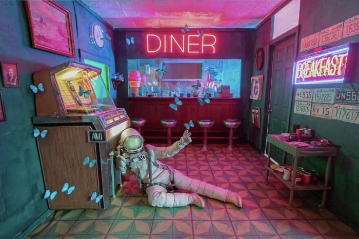 astronaute dans un diner
