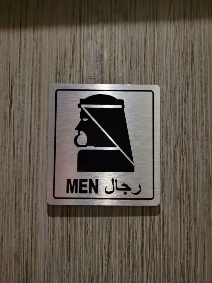 une pancarte pour les hommes