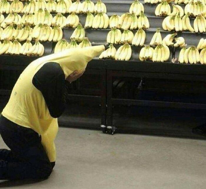 un homme déguisé en banane