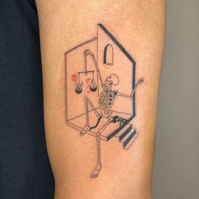 Tattoo de Reena Wu Squelette avec une balance 