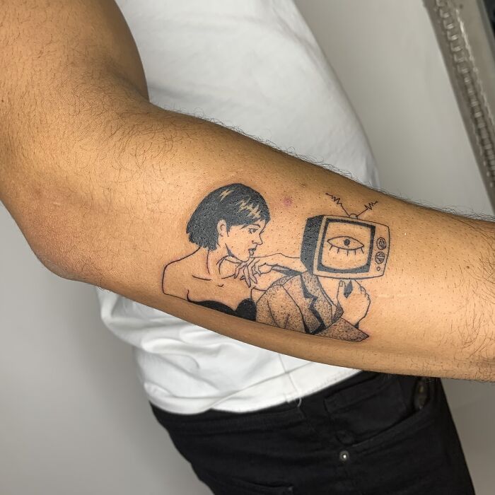 Tattoo de Reena Wu Une femme qui regarde un homme avec une tête de télévision