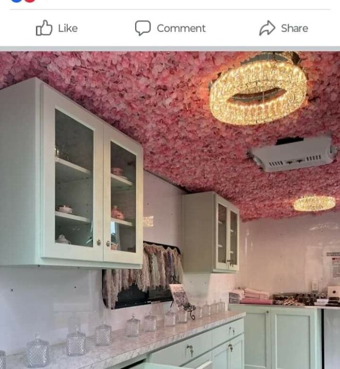un plafond rose