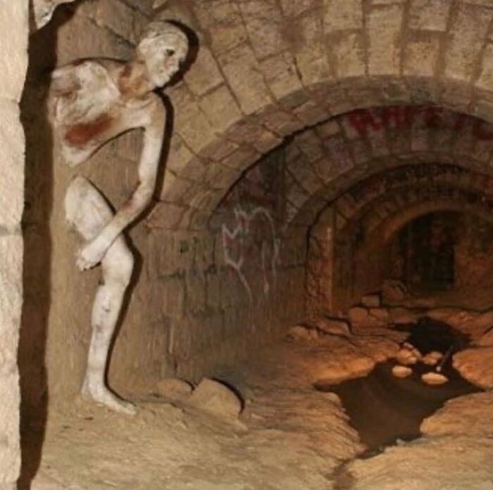 Sculpture dans les catacombes de Paris