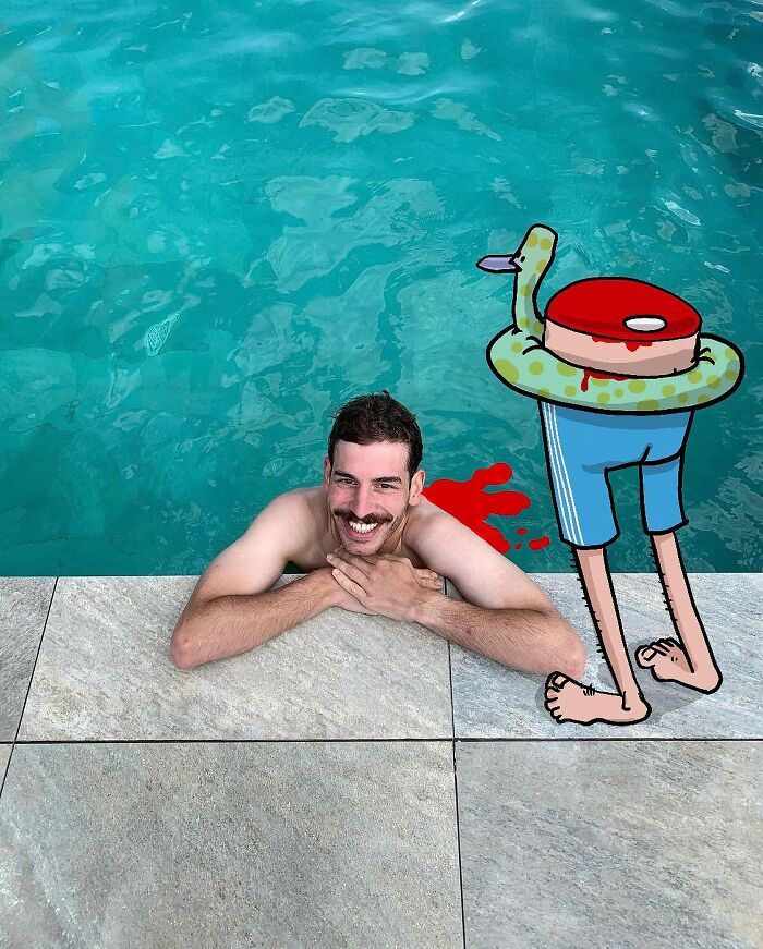 une piscine avec un homme en deux