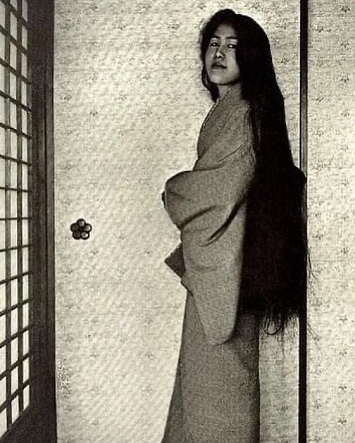 Geisha after her shampoo in 1905