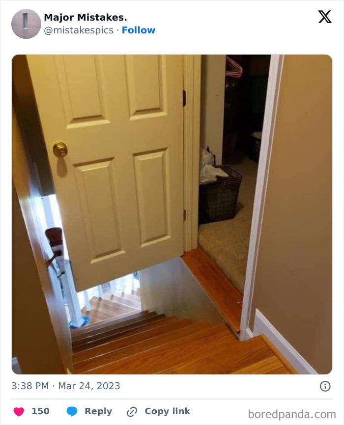 un escalier avec une porte