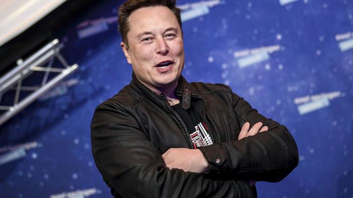 Elon Musk croisant les bras