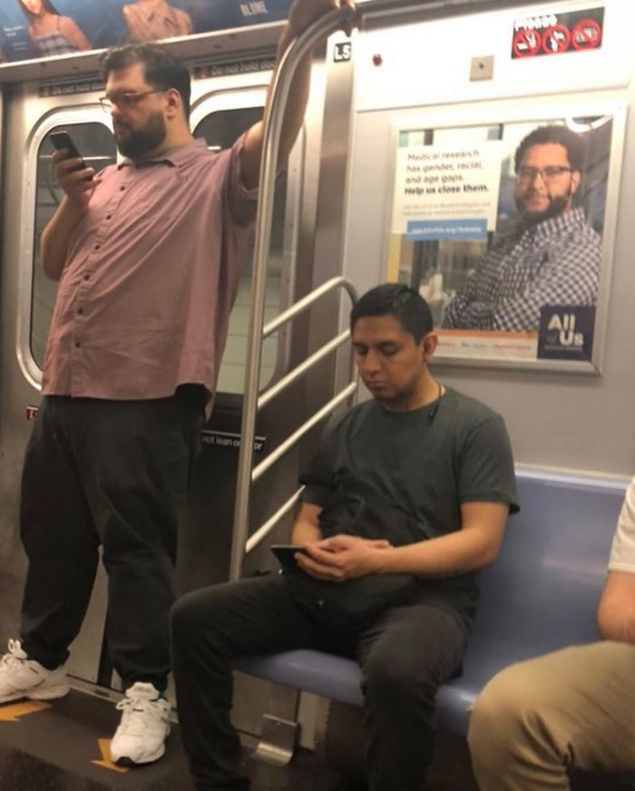 un homme dans le métro