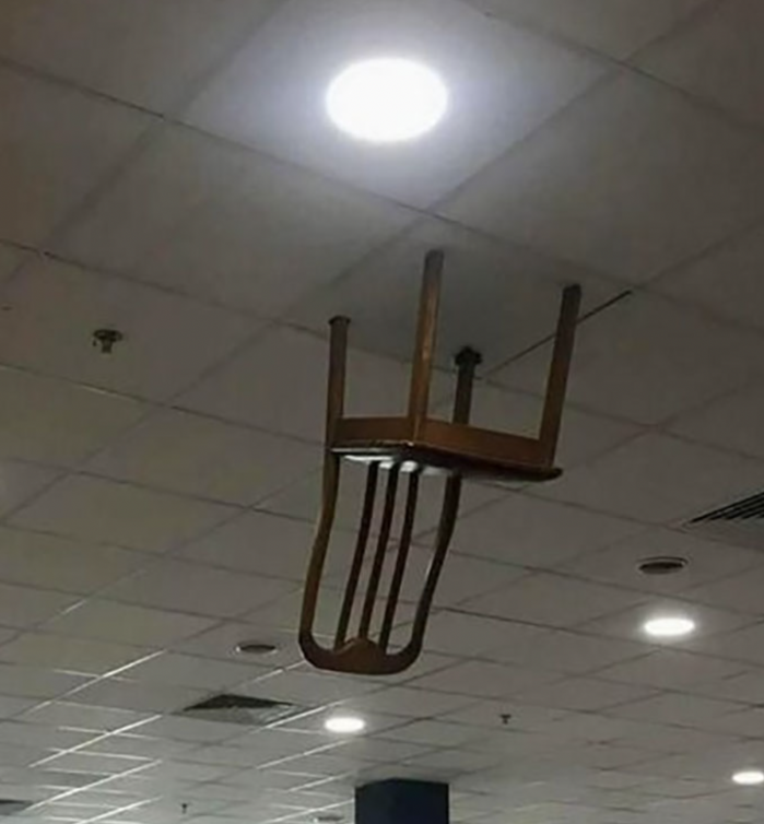 une chaise sur un plafond