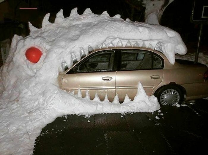 un dinosaure en neige