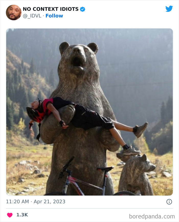 un ours avec une personne