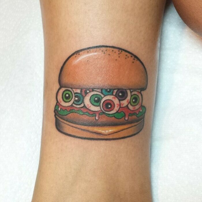 tatouage de burger avec des yeux