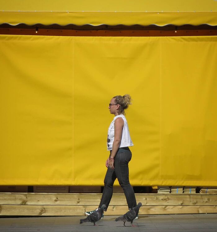 photo de rue avec une femme sur un fond jaune