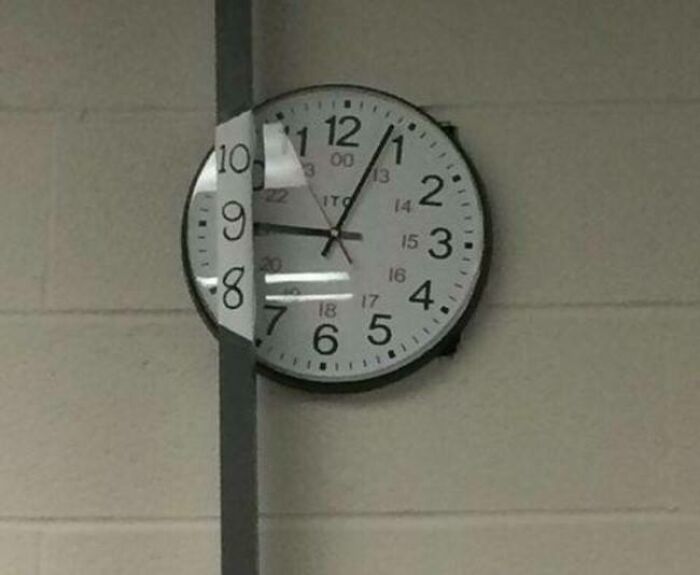 une horloge mal installée