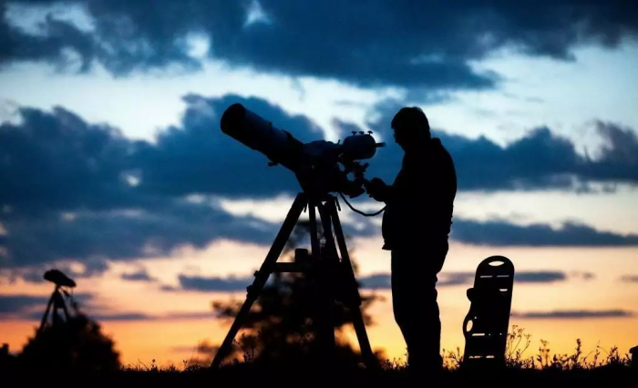 Astronome avec un télescope