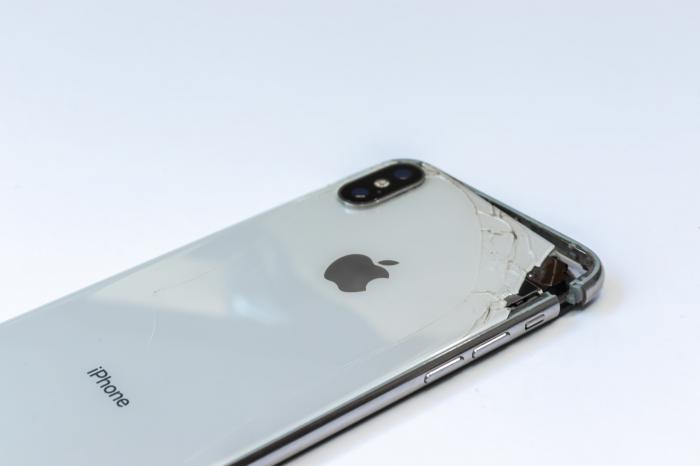 Un iPhone endommagé après une chute.