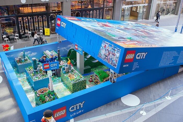 Boîte de Lego géante dans la rue
