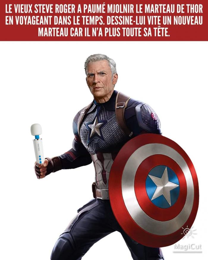 Captain America qui tient un jouet pour adulte