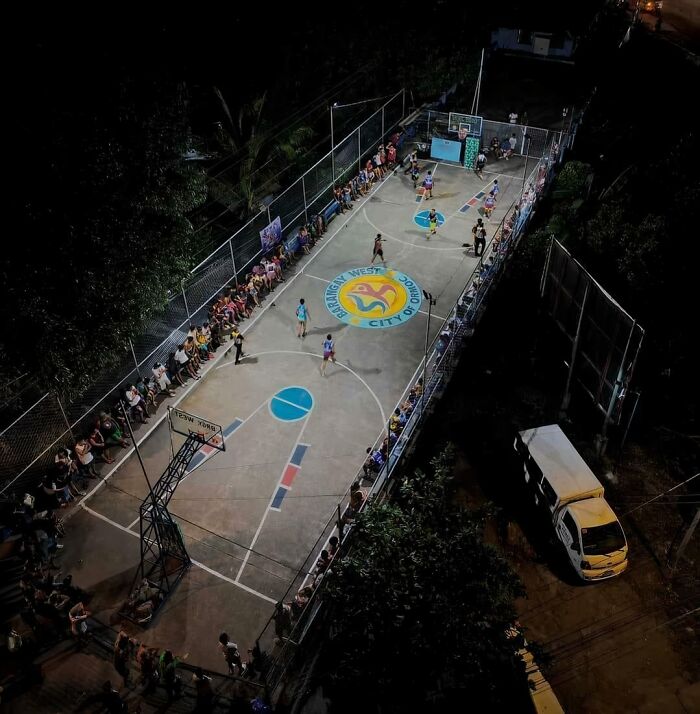 Un morceau de pont aux Philippines en terrain de basket ball