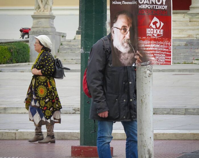 photo de rue avec un homme derrière un poteau