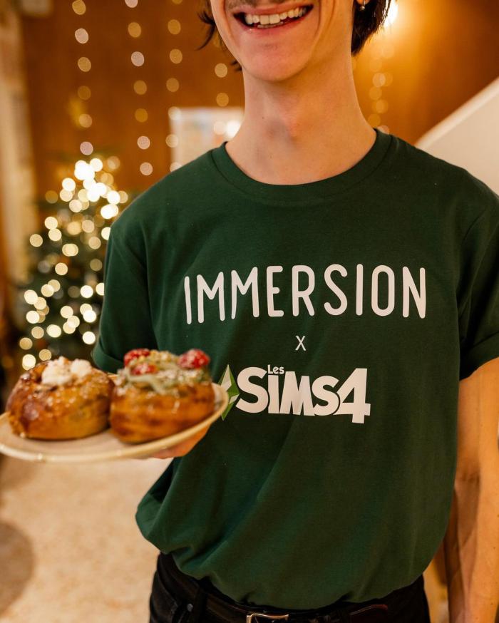 Serveur avec un t-shirt les Sims