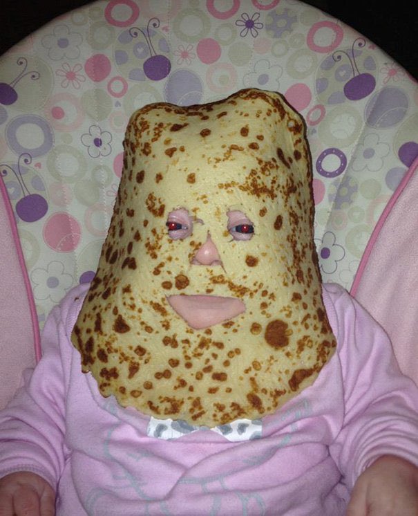 bébé avec crêpe sur le visage