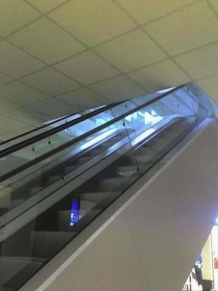 un escalator dans le plafond