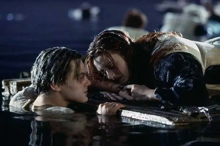 Rose sur la porte lors du naufrage du Titanic